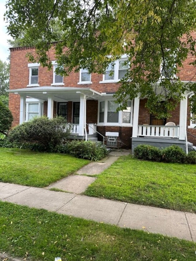 Primary Photo - 10524-28 Gooding Ave