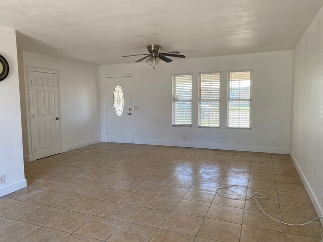 Foto del edificio - Single story 4 Bedroom for Lease Jurupa Va...