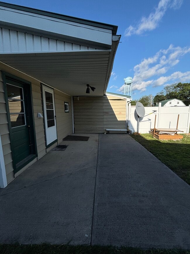 Covered back patio area - 418 Furnace St