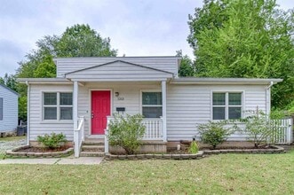 Building Photo - 1213 Iowa St