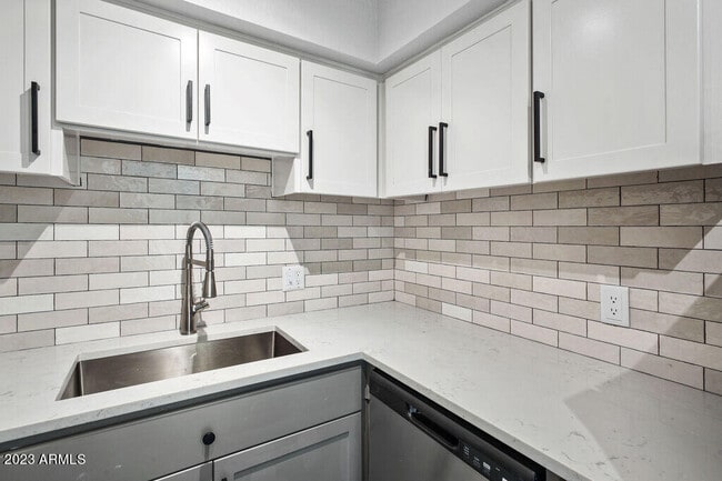 Foto del edificio - 10002 N 7th St