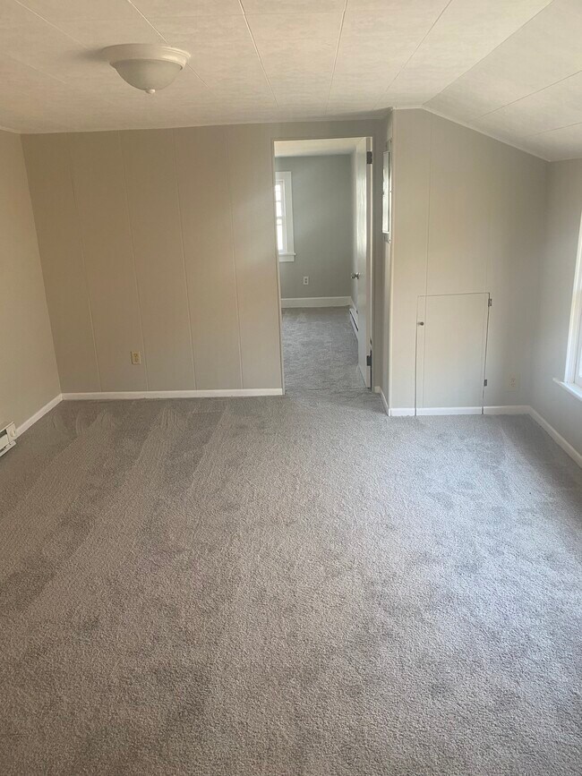 Living - 387 N Washington St
