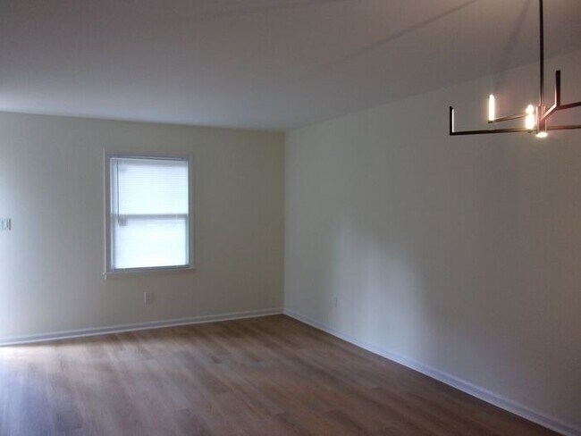 Building Photo - Fully Renovated 2 Bedroom 1 1/2 Bath Townh...