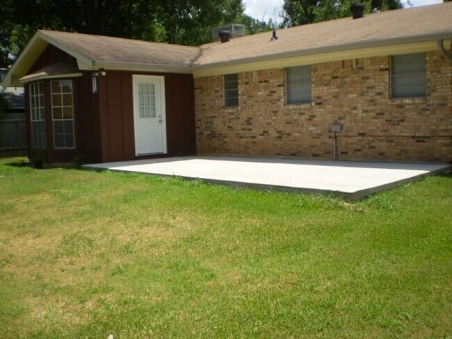 Foto del edificio - SOUTHERN HILLS. 3/2 NICE BRICK HOME W/FENC...