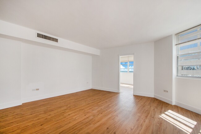 Building Photo - 999 Brickell Bay Dr