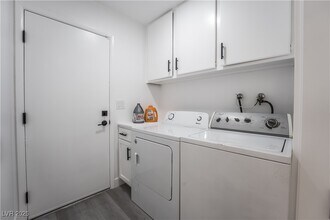 Building Photo - 2364 Belvedere Dr