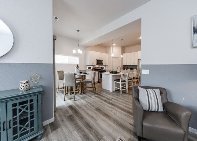 Foto del edificio - FULLY FURNISHED 3 Bed Luxury End Unit Townhome backs to Nature