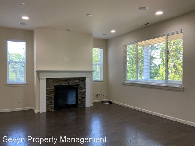 Building Photo - 4 br, 3.5 bath House - 18025 3rd Dr SE