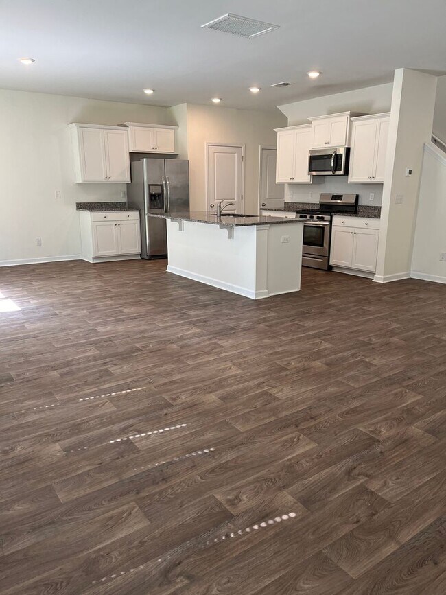 Building Photo - Stunning 4 Bedroom located in McKewn