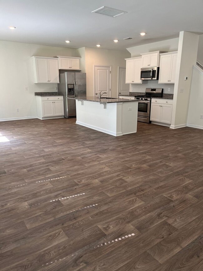 Foto del edificio - Stunning 4 Bedroom located in McKewn