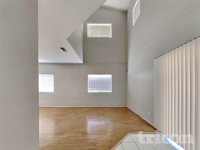 Building Photo - 1750 W Union Hills Dr