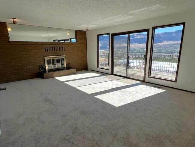 Building Photo - VIEWS and lots of space! Private 4 bed/2.5...