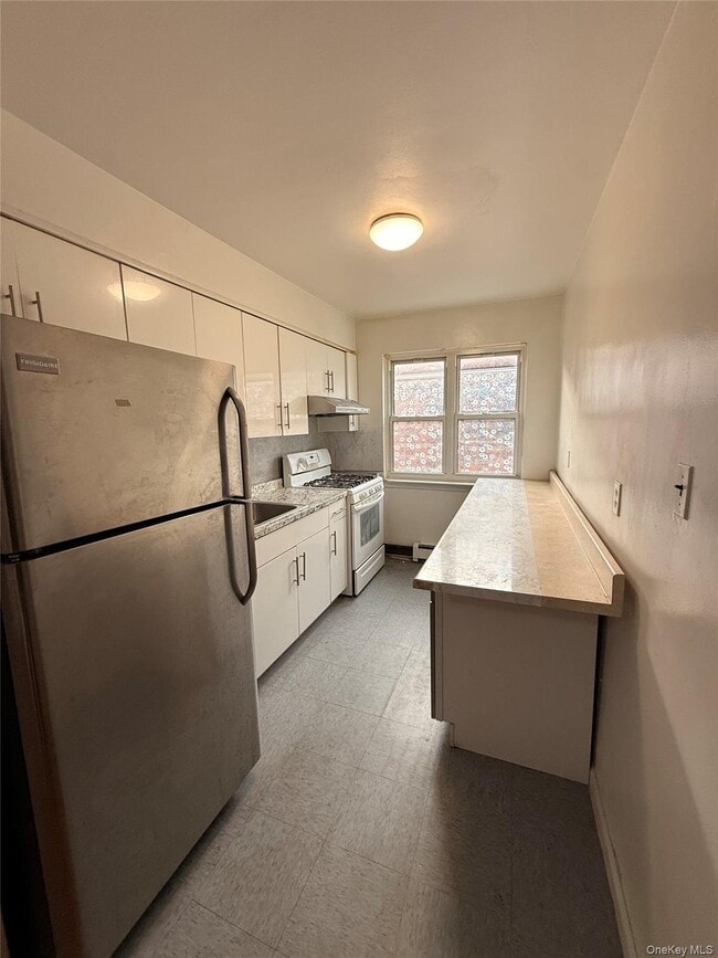 Building Photo - 76-27 170th St