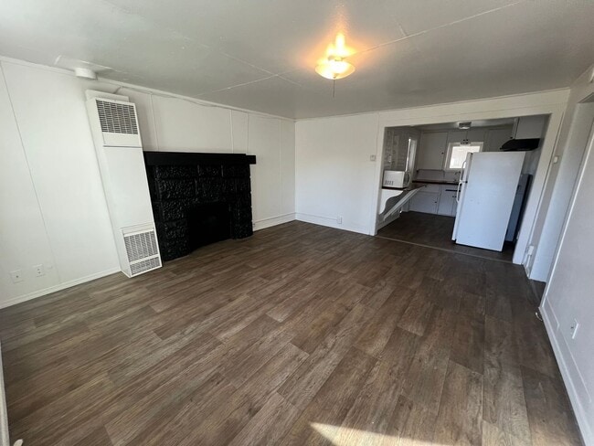 Building Photo - Two Bedroom, One Bathroom Home - Newly Renovated!