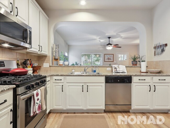 Building Photo - 2 Bed / 2 Bath Furnished House in N. Austin