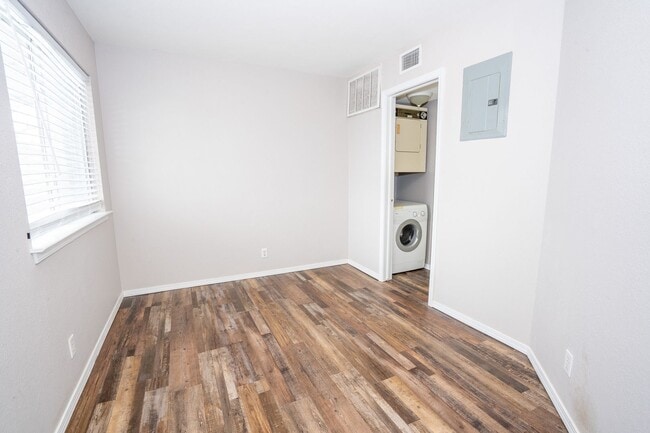 Building Photo - Cozy, Fully Updated, and Beautiful 2 Bed 2 Bath!!!