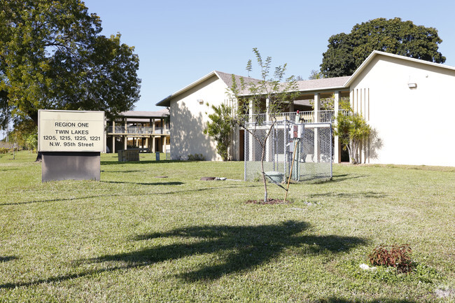 Building Photo - Twin Lakes