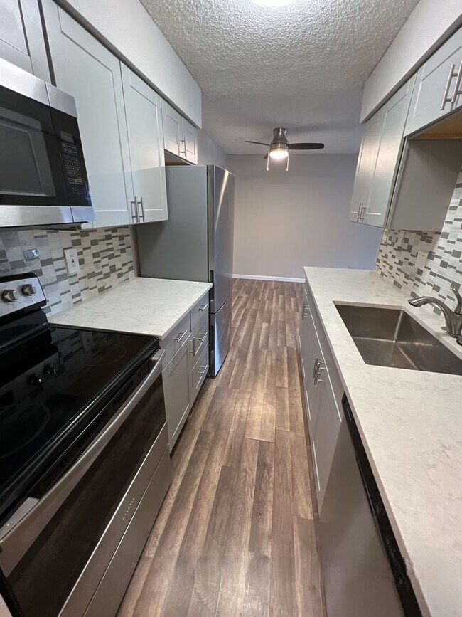 Foto del edificio - Recently Renovated 2 bedroom 1 bath Garden...