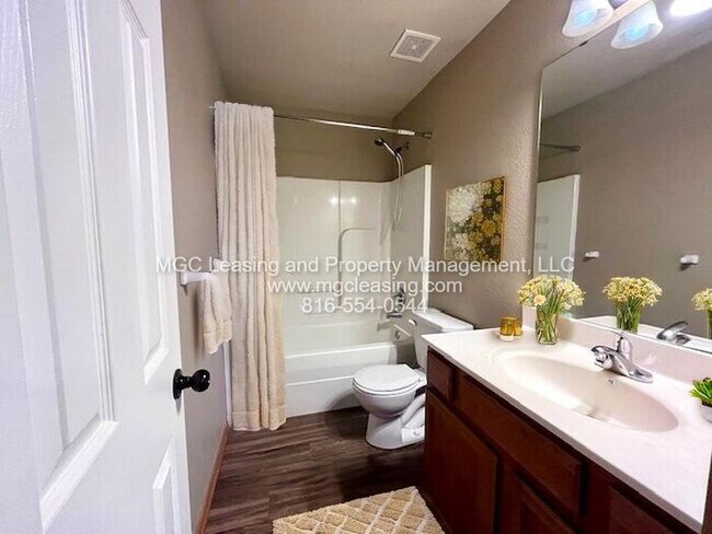 Foto del edificio - Charming Ranch-Style Duplex in Blue Spring...