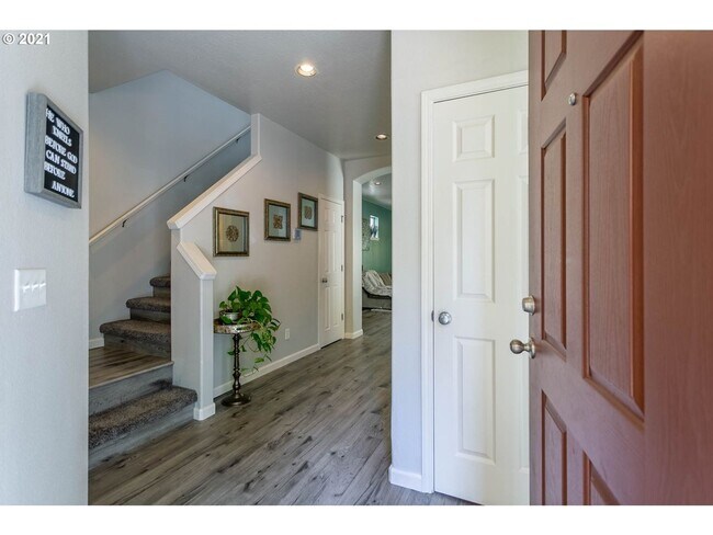 Building Photo - Stunning 3-bedroom Home featuring free int...