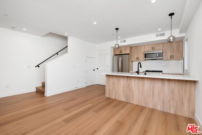 Foto del edificio - 728 Robinson St