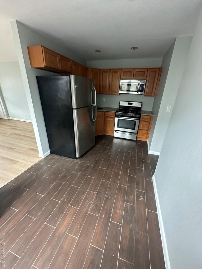 Foto del edificio - 665 E Broadway