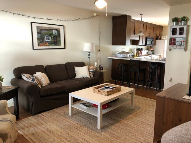 Foto del edificio - Great Location!!! Five Points, Tanyard Condominium's Available August 1st