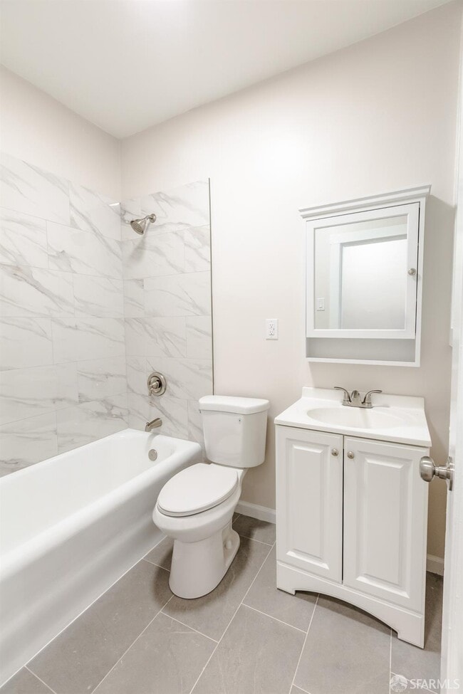 Building Photo - 910 Bay St