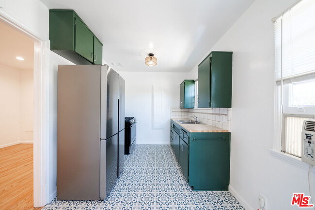 Building Photo - 823 Highland Ave