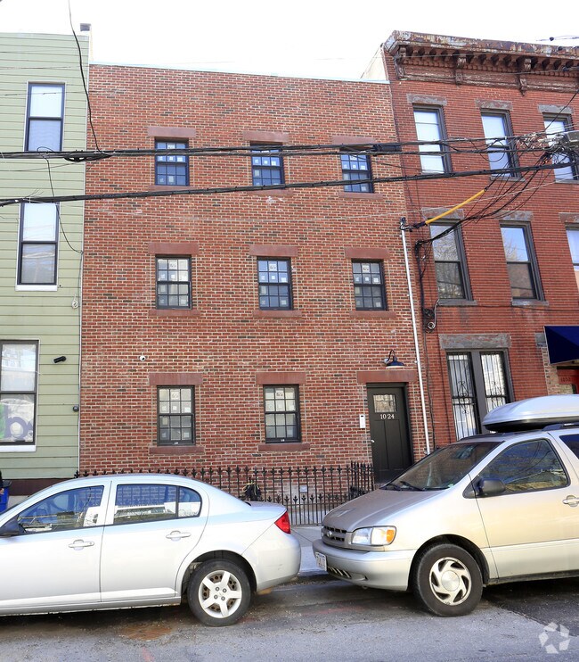 Foto principal - 10-24 47th Rd