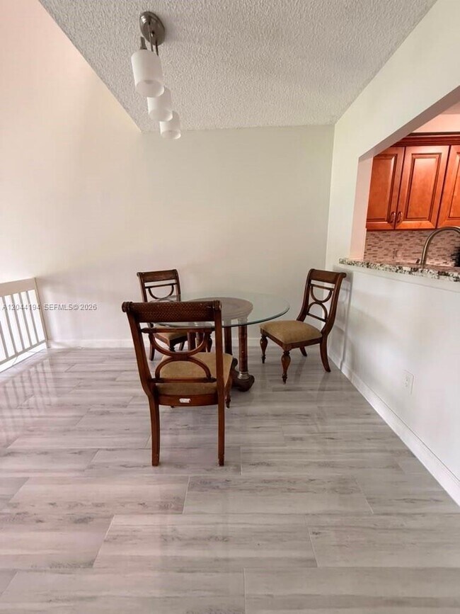 Foto del edificio - 4182 S Pine Island Rd