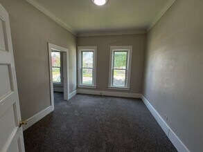 Building Photo - 3937 Woodhaven Dr
