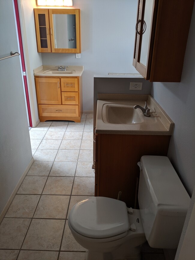 Master bathroom - 1638 Mountain View Ave