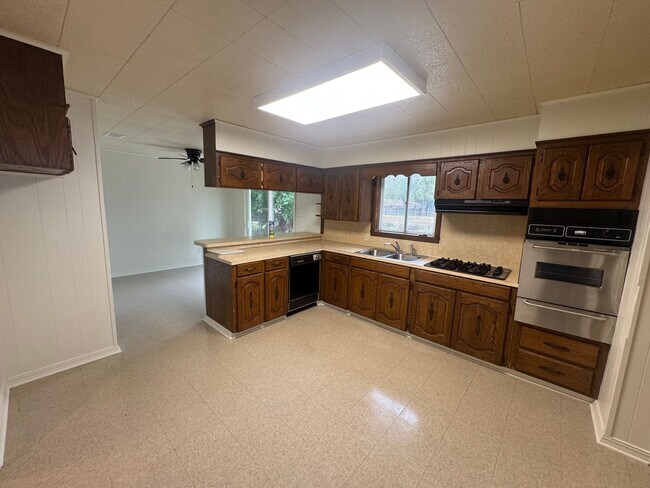 Foto del edificio - Charming 2-Bedroom, 1-Bath Home with Moder...