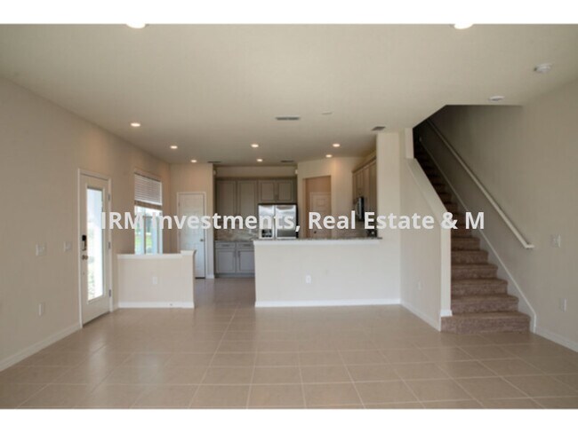 Building Photo - 3 bedroom Townhouse with 2 car garage