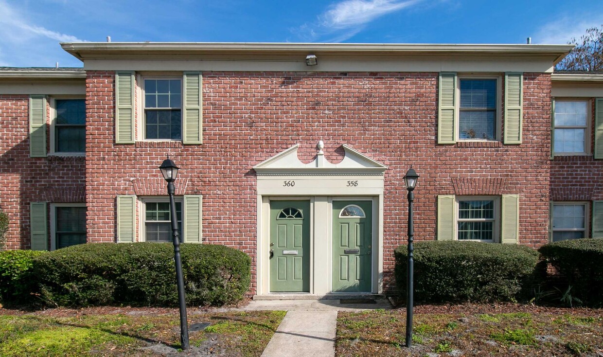 Foto principal - Two bedroom townhome available with beauti...