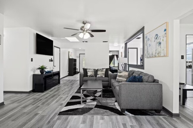 Foto del edificio - 2421 Wintergreen Rd
