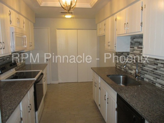 Building Photo - 1205 E Northshore Dr