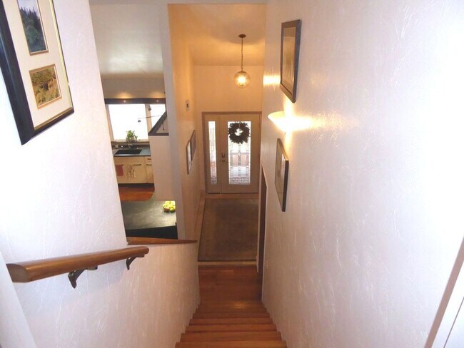 Building Photo - UNFURNISHED Beautiful Back Loop 3BD, 2BA Home