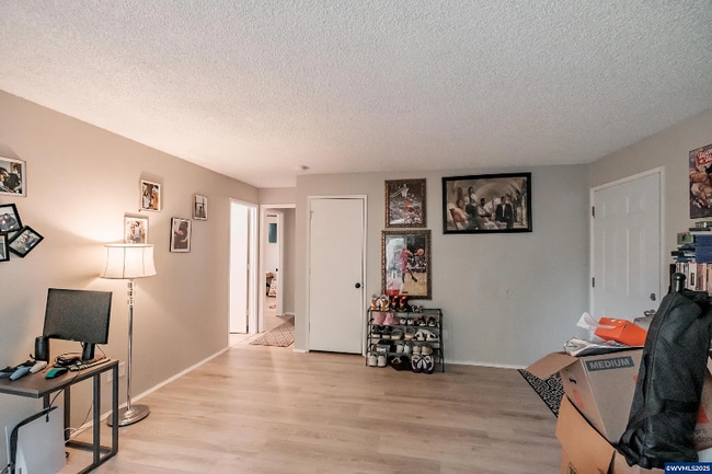 Building Photo - 297 Main St W