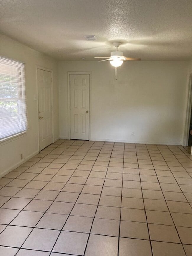 Building Photo - Biloxi 3 Bedroom