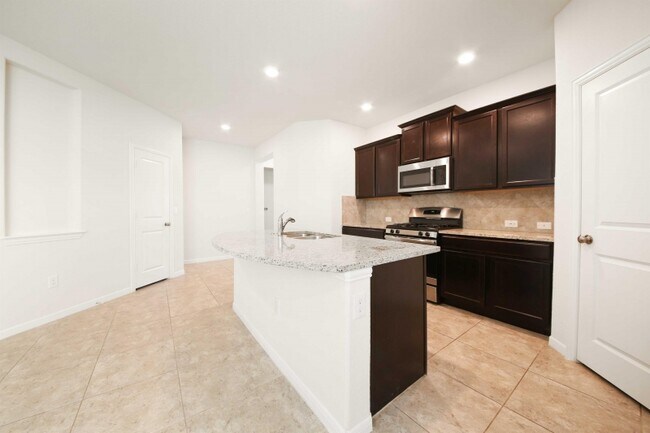 Foto del edificio - 14002 Madrigal Ln