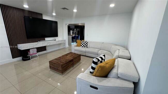 Foto del edificio - Northwest 38th Avenue, Miami Gardens, FL 33055 - 3 BR 2 BA house