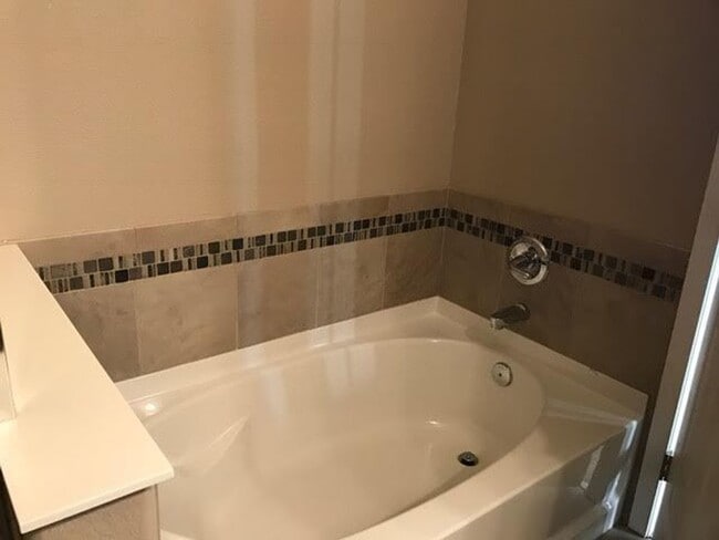 Foto del edificio - Beautiful 2 Bedroom, 2.5 Bath Townhome near E470 with 2 Car Garage and Gas Fireplace1