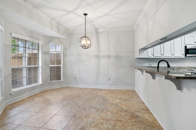 Building Photo - 10735 Erin Vale Ave