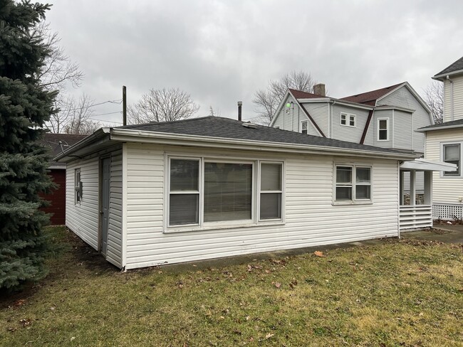 Building Photo - 421 1/2 Buell Ave