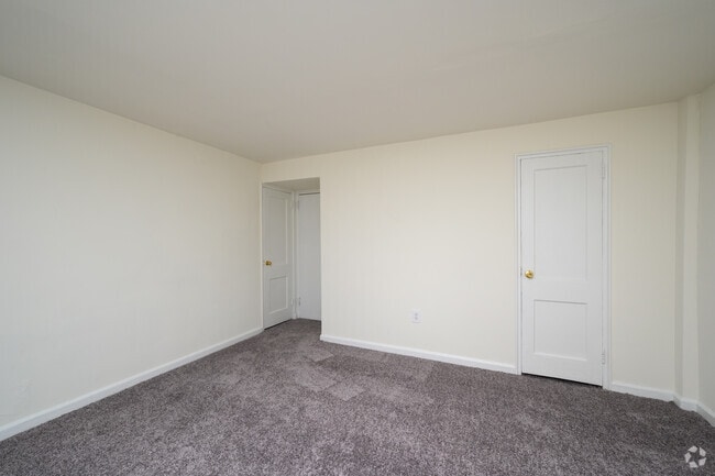 2BR, 1BA Deluxe - 830SF - Penzel Manor