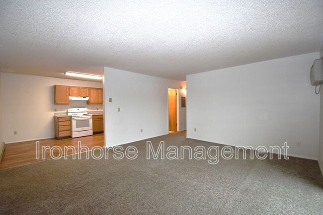 Building Photo - 809 W Villard St