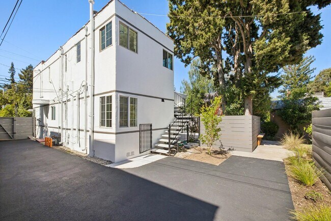 Foto del edificio - Stunning Luxury 2BR with Wraparound Deck in Downtown Palo Alto
