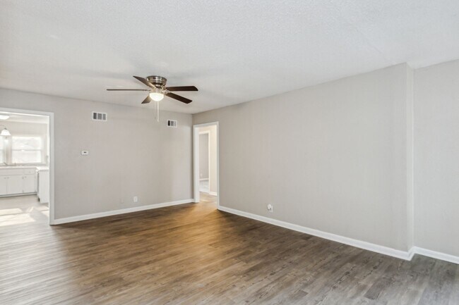 Foto del edificio - Spacious 4 bedroom home with 2 car garage